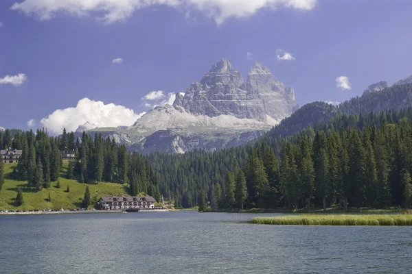 Alp wysokogórskie jezioro we Włoszech — Zdjęcie stockowe