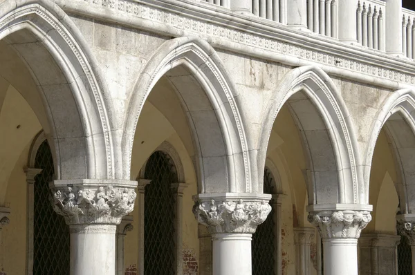 Marmor kolumner på doge palats i Venedig — Stockfoto