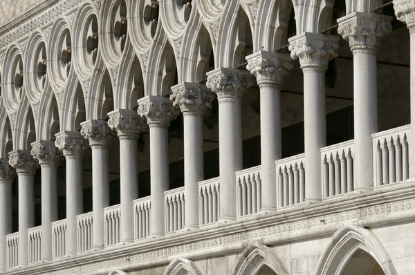 Marmor kolumner på doge palats i Venedig — Stockfoto