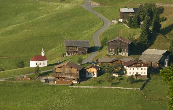 Horská obec v rakouských Alpách — Stock fotografie