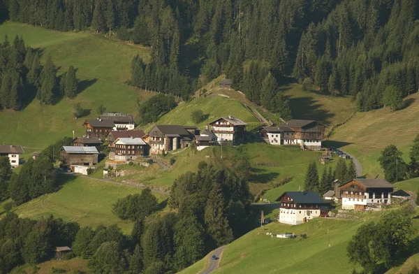 Bergdorf in den österreichischen Alpen — Stockfoto