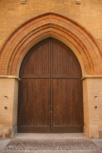 Gótikus, fából készült ajtó — Stock Fotó