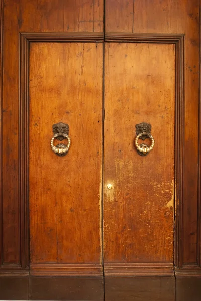 Старая двойная дверь с дверным молотком — стоковое фото