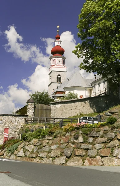 Kościół katolicki w austriackiej miejscowości — Zdjęcie stockowe
