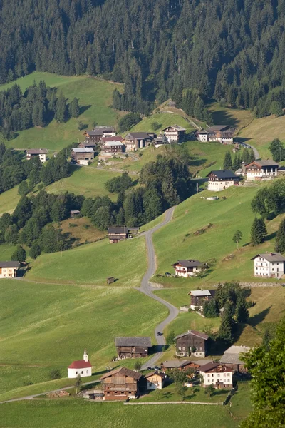 Valle di montagna in Alpi austriache in estate — Foto Stock