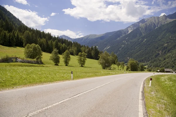 Mountain road in austrian alps — Stock Photo, Image