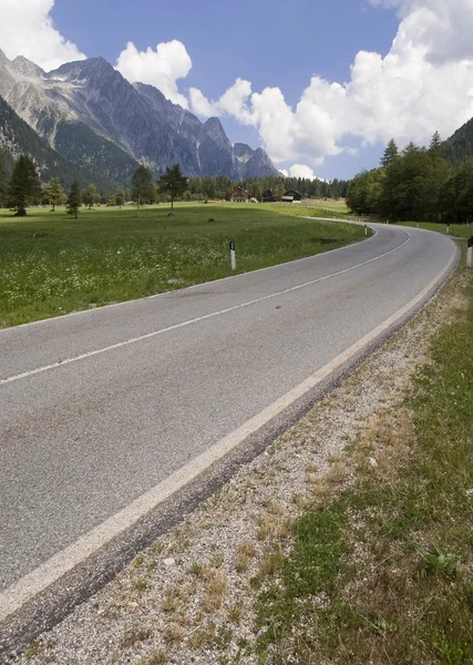 Strada di montagna nelle Alpi austriache — Foto Stock
