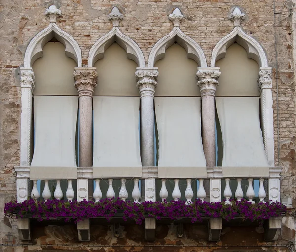 Blumenbalkon in Venedig — Stockfoto