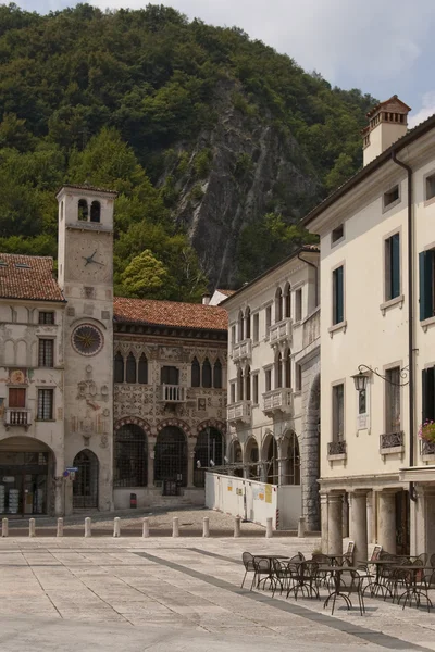 Sqare v malém městě starého italského — Stock fotografie