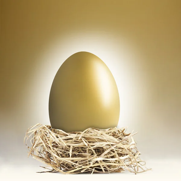 Olbrzymi złoty jaj w gnieździe — Zdjęcie stockowe