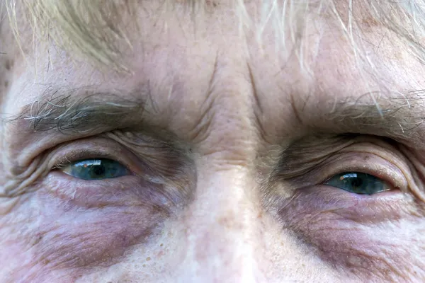Глаз пожилого человека — стоковое фото