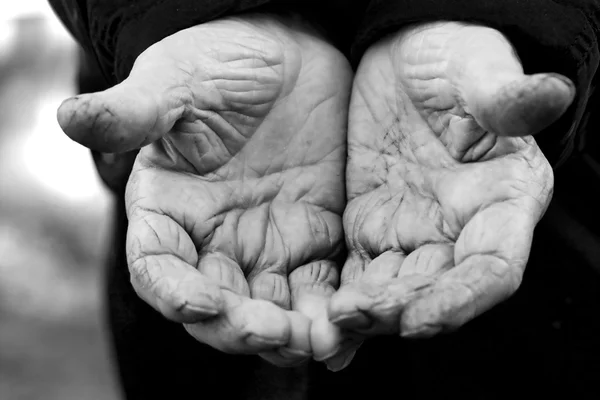 Παλαιούς φθαρμένους χέρια στον κήπο — Φωτογραφία Αρχείου