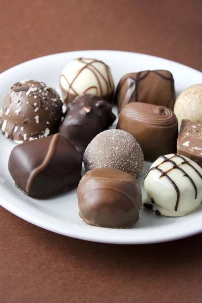 Chocolade truffels op een bord — Stockfoto