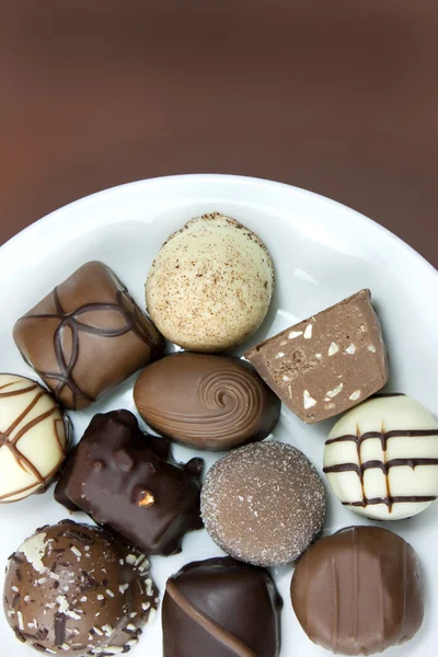 Chocolade truffels op een bord — Stockfoto