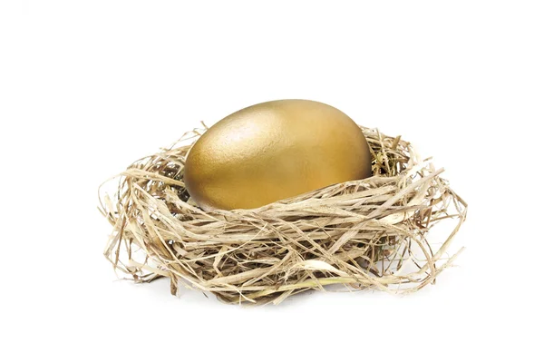 白で隔離される黄金の巣の卵 — ストック写真