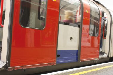 Londra yeraltı treni