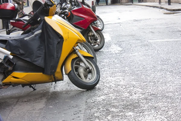 Reihe von Mopeds — Stockfoto
