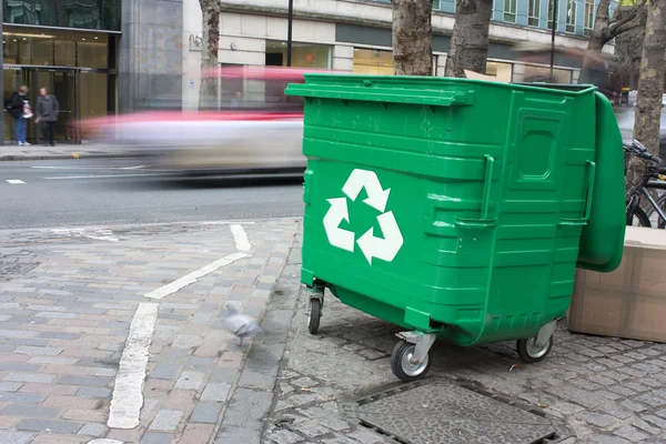 Κάδο ανακύκλωσης στην πόλη — Φωτογραφία Αρχείου