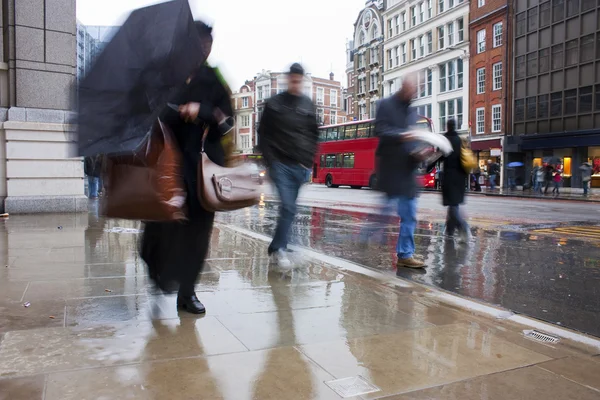 Zajęty Londyn commuters w strugach rai — Zdjęcie stockowe