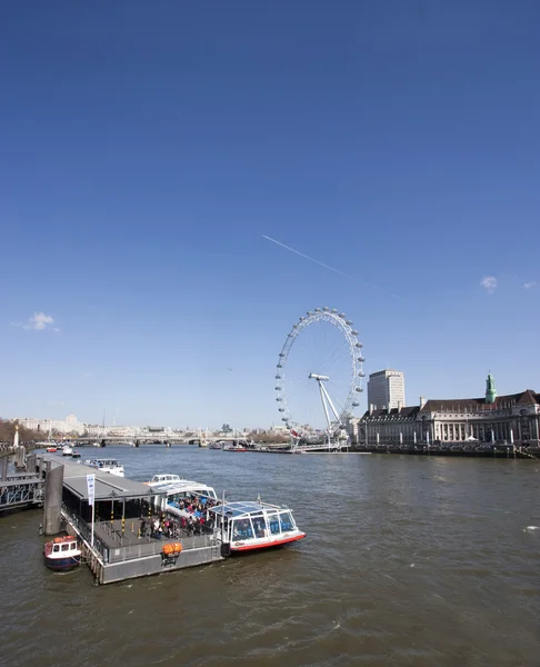 伦敦 milleniium 轮子和泰晤士河 cruis — 图库照片