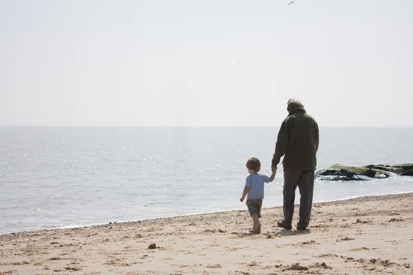 Avô e neto na praia — Fotografia de Stock
