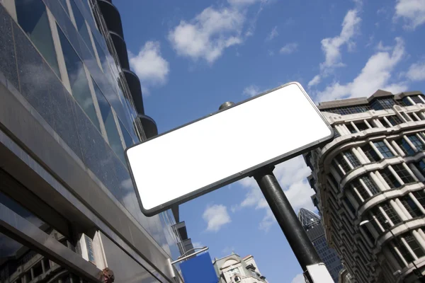 Blanko-Schild in der Stadt — Stockfoto