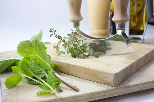 Chopping herbs — Stock Photo, Image
