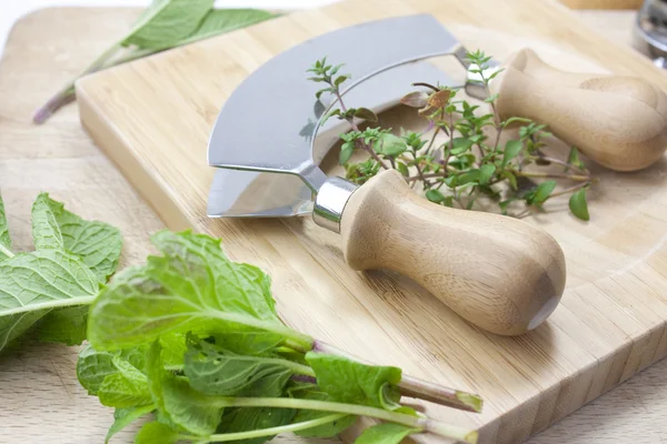 Chopping herbs — Stock Photo, Image