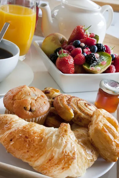 Desayuno con fruta y pasteles — Foto de Stock