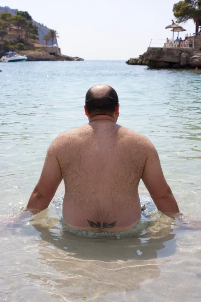 Hombre gordo en la playa — Foto de Stock