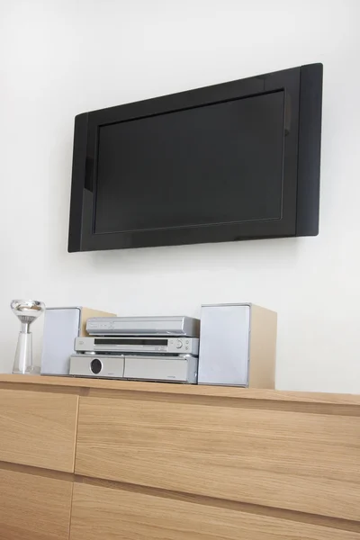 Телевизор с плоским экраном и стерео — стоковое фото