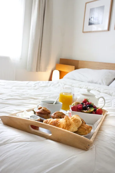 在床上吃早餐 — 图库照片