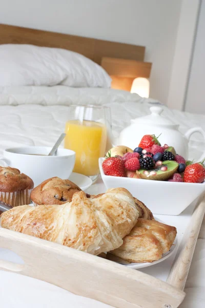 Сніданок в ліжку крупним планом — стокове фото