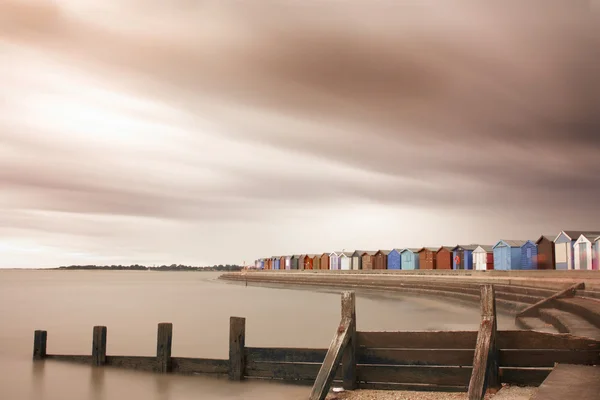 Шторм над ярко-морским пляжем в Эссексе — стоковое фото