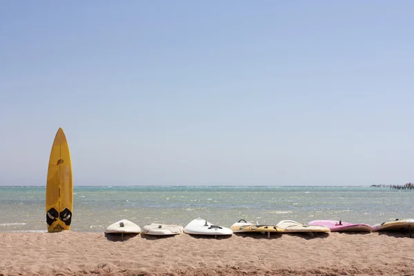 Surfplanken op het strand — Stockfoto