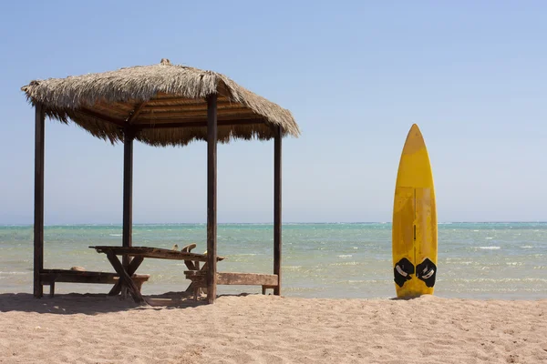 Surfboard and beach hut — Stock Photo, Image