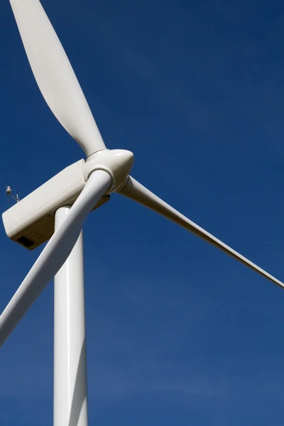 Wind turbine on blue sky — Stock Photo, Image