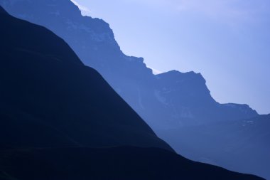 sabah güneşi dağların katmanları