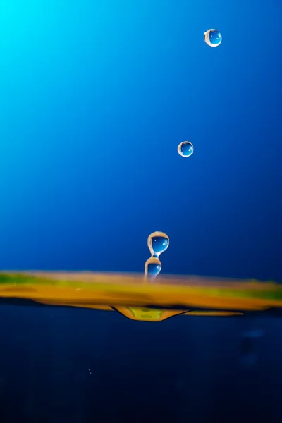 Kropla wody na niebieskim tle — Zdjęcie stockowe
