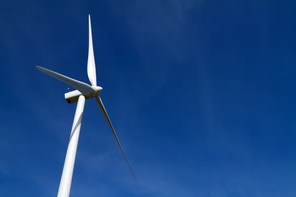 Вітрова турбіна на блакитному небі — стокове фото