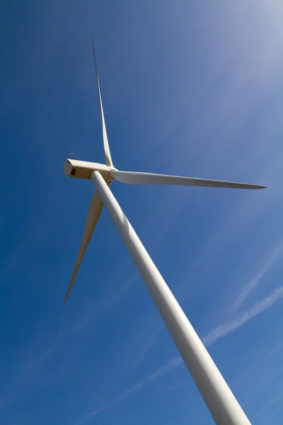 青い空の風力タービン — ストック写真