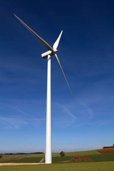 Turbina wiatrowa na błękitnym niebie — Zdjęcie stockowe