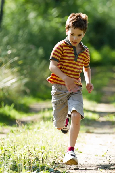 Menino correndo na natureza — Fotografia de Stock