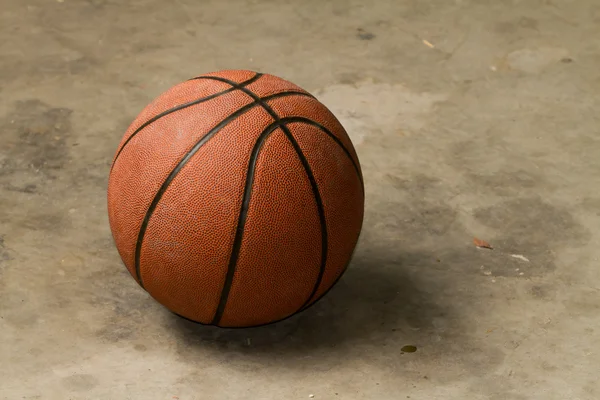 Basketball sur sol ciment — Photo