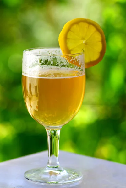 Bicchiere di birra fredda e limone . — Foto Stock