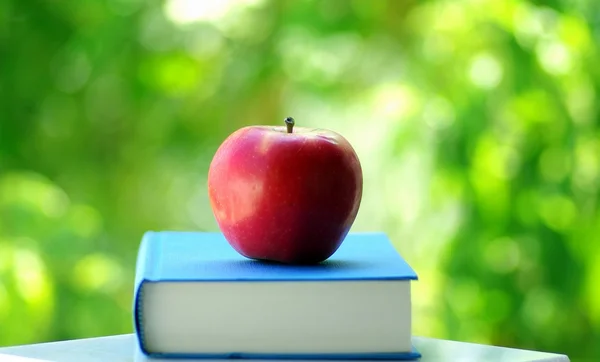 Roter Apfel auf einem Buch — Stockfoto