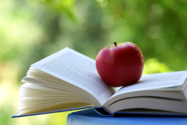 Κόκκινο μήλο σε ένα βιβλίο — Φωτογραφία Αρχείου