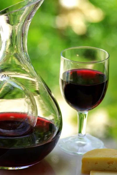 Красное вино с сыром — стоковое фото