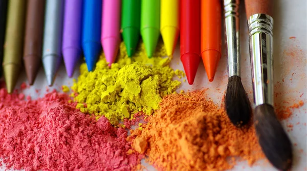 Lápices y pinceles de colores . —  Fotos de Stock