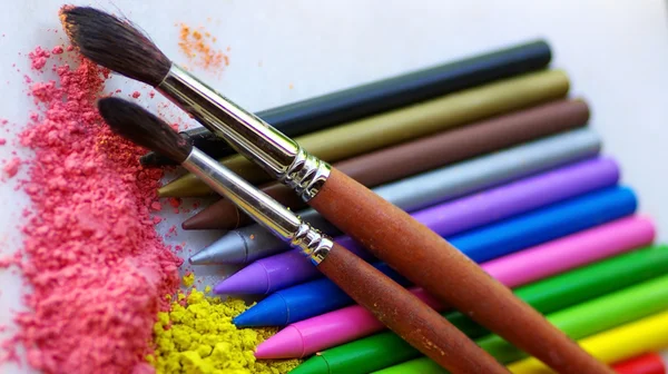 Colored pencils and brushes. — Stock Photo, Image